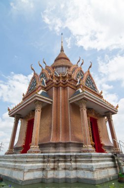 Tayland 'daki Mahachulalalong kornrajavidyalaya Üniversitesi' nde Tayland tarzı bir bina..