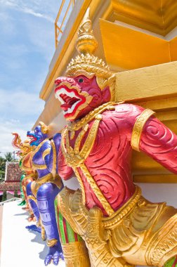 Tayland 'ın U-Thaithani bölgesindeki tapınakta Tayland stili heykel..