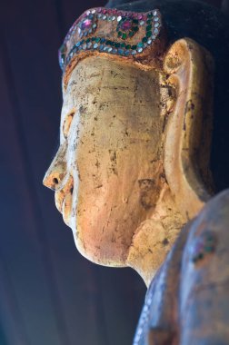 Tayland tapınağındaki ayakta duran odunun yüzü..