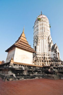 Büyük Prang, Tayland Phutthaisawan tapınağında..