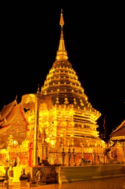 Gece sahnesi Phra Thart Doi Suthep, Chiengmai, Tayland.
