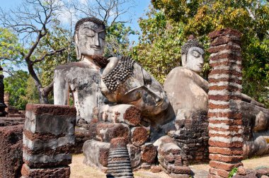 Tarih parkında üç Buda heykeli, Kamphaengthe Eyaleti, Tayland.