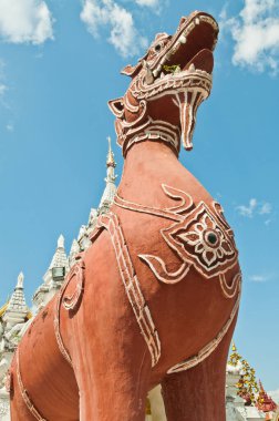 Tayland tarzı aslan heykeli mavi gökyüzü, Tayland.