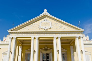 Phra Thinang Varobhas Bimarn 'ın önünde Bang Pa-in Sarayı, Ayuthaya, Tayland.