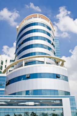 Mavi gökyüzü ile güzel bir bina, Tayland.