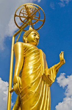 Altın buddha heykeli mavi gökyüzü, Tayland ile.