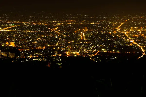 Tayland 'da gece Chiengmai şehrinin kuş bakışı manzarası.