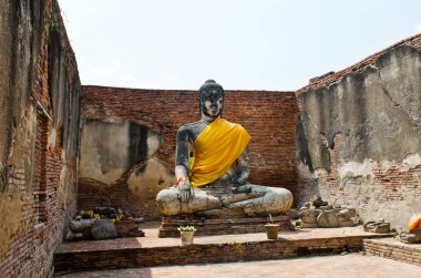 Eski Buda heykeli ve beyaz gökyüzü ile eski duvar, Tayland.