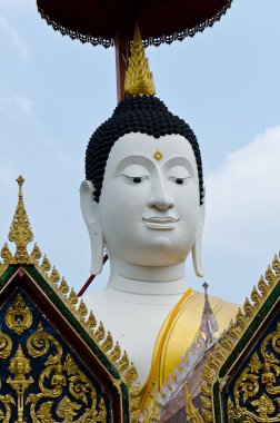 Buddha 'nın yüzü mavi gökyüzü, Tayland.