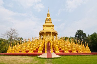 Golden pagoda Wat Pasawangboon Tapınak, Tayland, mavi gökyüzü ile.