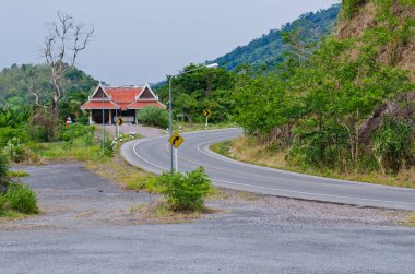 Khundanprakarnchon Barajı 'na giden kavis yolu, Tayland.