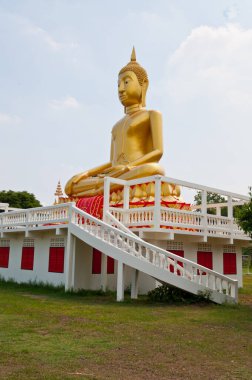 Mavi gökyüzü ile güzel altın Buda heykeli, Sakete tapınağı, Angthong Eyaleti, Tayland.