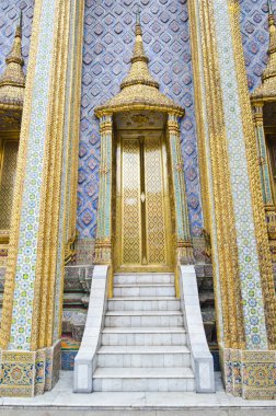 Büyük saray, Bangkok, Tayland 'daki Wat Phra Kaew tapınağında Tayland tarzı sanat eserleri olan altın kapı..