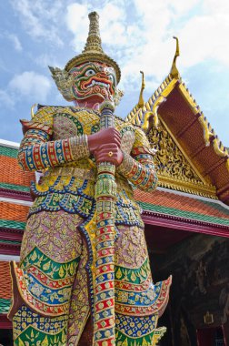 Wat Phra Kaew tapınağındaki kırmızı dev heykel, Tayland.
