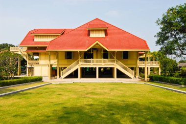 Tayland 'ın Chiangmai bölgesindeki Darapirom Sarayı' nda mavi gökyüzü olan güzel bir ev..