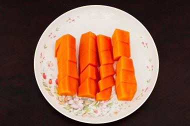 Beyaz tabakta turuncu papaya, Tayland.