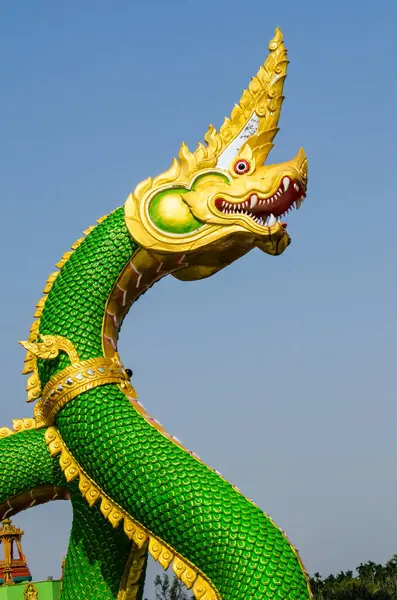 Mavi gökyüzünde yeşil Naga heykeli, Tayland