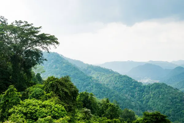 Tayland 'daki ulusal parkta bir dağ.