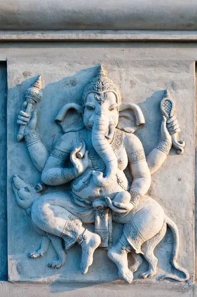 Tayland 'daki tapınağın duvarında güzel bir Ganesha heykeli..