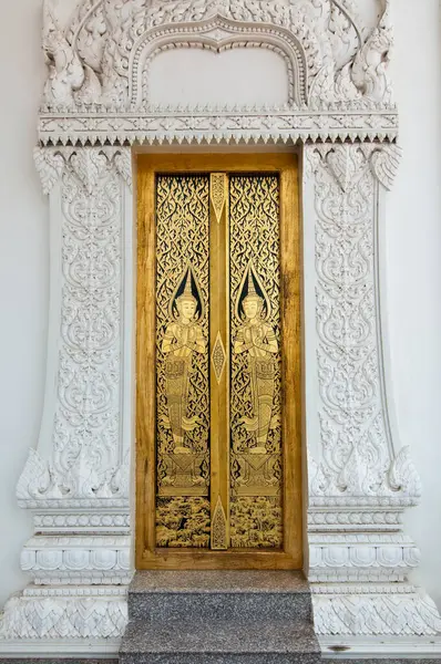 Tapınağın kapısı Thai sanatıyla dolu.