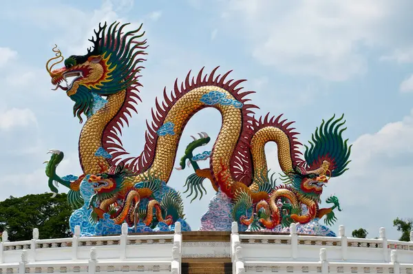 Tayland 'ın Nakhon Sawan ilindeki halk parkında ejderha heykeli