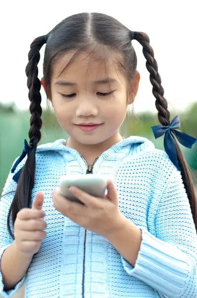 Tayland 'da mavi süveter giyen güzel kızın portresi, Tayland' a telefon etmek istiyor..