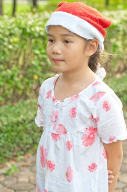 Tayland 'daki halka açık parkta beyaz takım elbiseli güzel Asyalı kızın portresi..