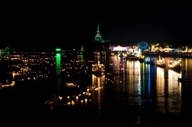 Tayland 'ın Chachoengsao bölgesindeki Bangpakong Nehri' nde gece sahnesi..