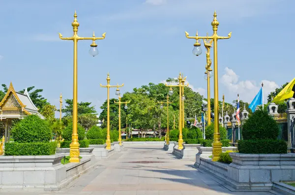 Sothorn Wararam Woraviharn Tapınağı, Tayland 'da güzel bir ışıklandırma direği..