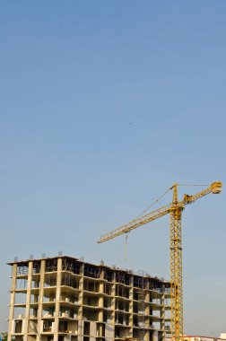 Mavi gökyüzü, Tayland 'da kule vinci ve bina yapısı.