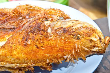 Tabakta kızarmış balık, Tayland usulü yemek, Tayland.