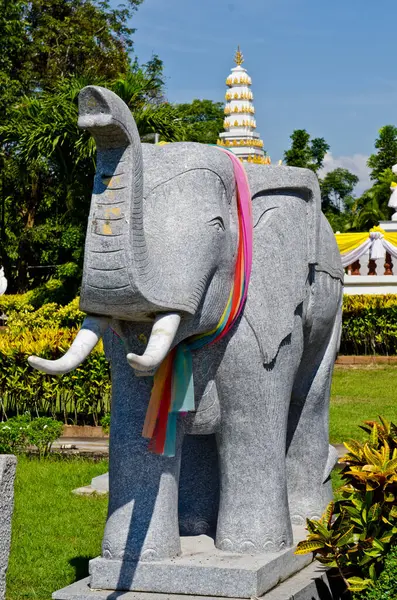 Tayland 'daki parkta fil heykeli..