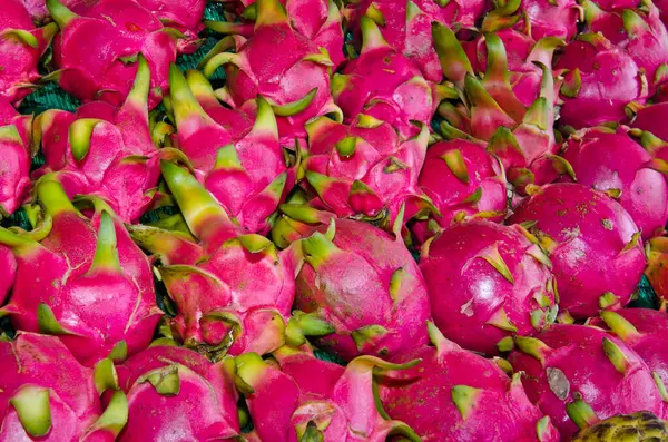 Tayland 'da market tezgahında ejderha meyvesi.