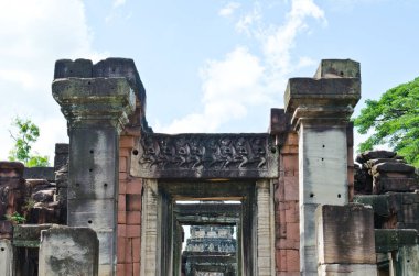 Phimai tarihi parkında Arched Gateways ve Kamphaeng Kaew 'in inşaat çalışmaları, Tayland.