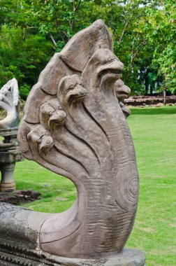 Tayland 'daki Phimai tarihi parkında Naga Köprüsü' nün bir kısmı..