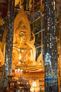 Tasung tapınağındaki Buda, U-Thaithani, Tayland.