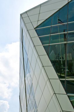 Mavi gökyüzü olan modern bina, Tayland.