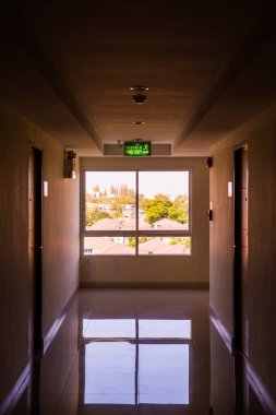 Penceresinde ışık olan koridor, Tayland.