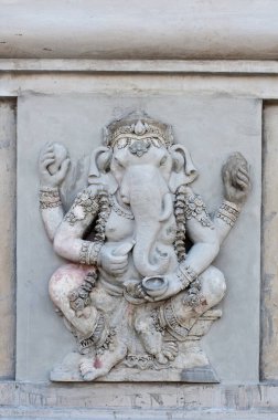 Tayland 'daki tapınağın duvarında güzel bir Ganesha heykeli..