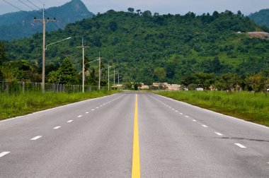 Barajın yanındaki yol, Tayland.