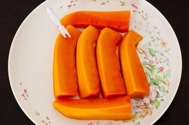 Beyaz tabakta turuncu papaya, Tayland.