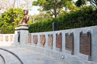 Tayland, Dramma Tersanesinde Buda heykeli.