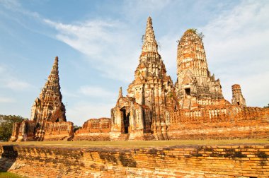 Mavi gökyüzü ile antik şehir manzarası, Chaiwattanaram tapınağı, Tayland.