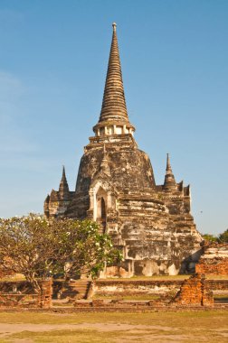 Wat Phrasrisan Tapınağı, Tayland 'da mavi gökyüzü olan antik bir tapınak..