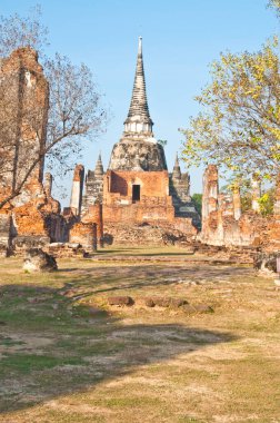 Wat Phrasrisan Tapınağı, Tayland 'da mavi gökyüzü olan antik bir tapınak..