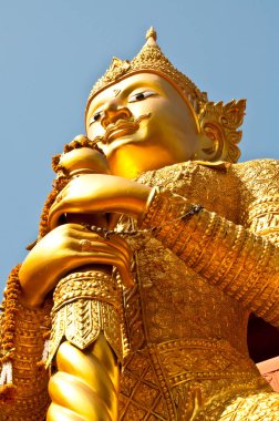 Mavi gökyüzü ile altın dev, Tayland.
