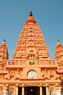 Mavi gökyüzü ile güzel turuncu pagoda, Tayland.