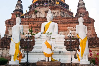 Tayland 'ın Ayutthaya ilinde bir grup beyaz Buda heykeli.