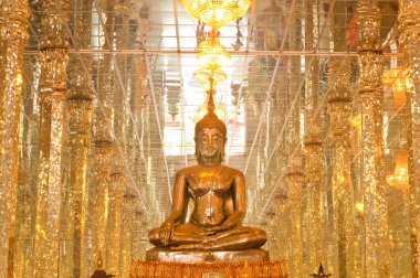 Tayland 'daki Tayland tarzı kilisede gümüş Buda..