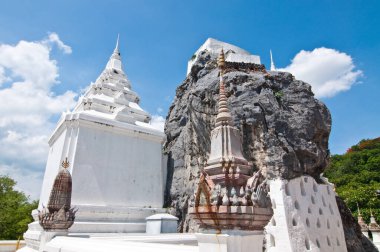 Phra Phutthabat tapınağında gri taşlı beyaz pagoda, Tayland